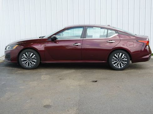 Used 2024 Nissan Altima 2.5 SV FWD image 3