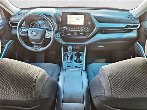 Used 2025 Toyota Highlander LE FWD image 17