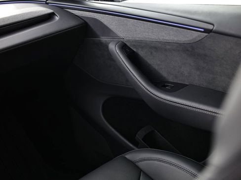 Used 2026 Tesla Model Y 2WD image 31