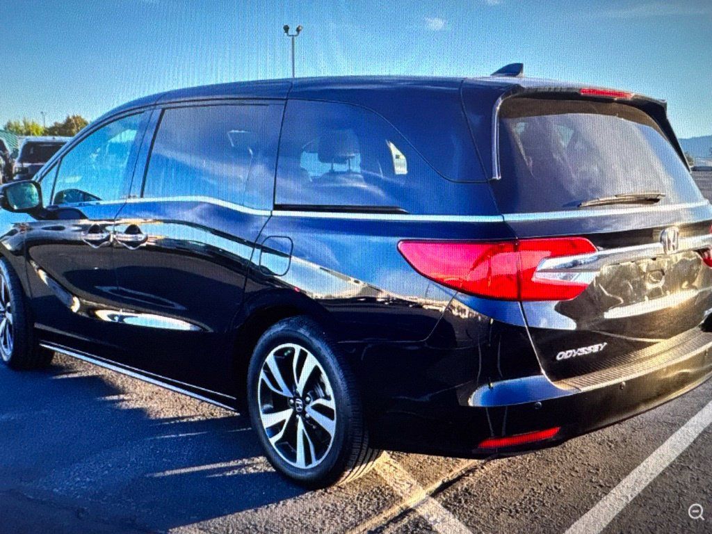Used 2018 Honda Odyssey Elite image 2