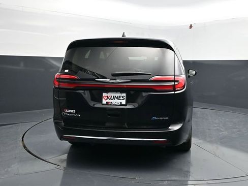 Used 2024 Chrysler Pacifica Select image 8