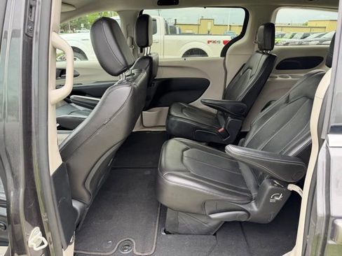 Used 2023 Chrysler Pacifica Touring-L FWD image 13