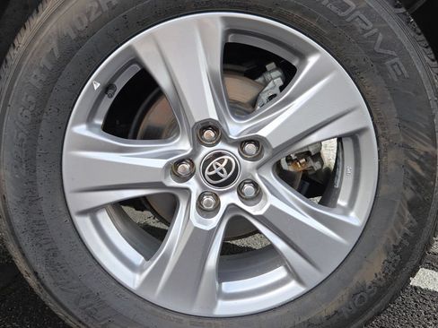 Used 2023 Toyota RAV4 XLE AWD/4WD image 14