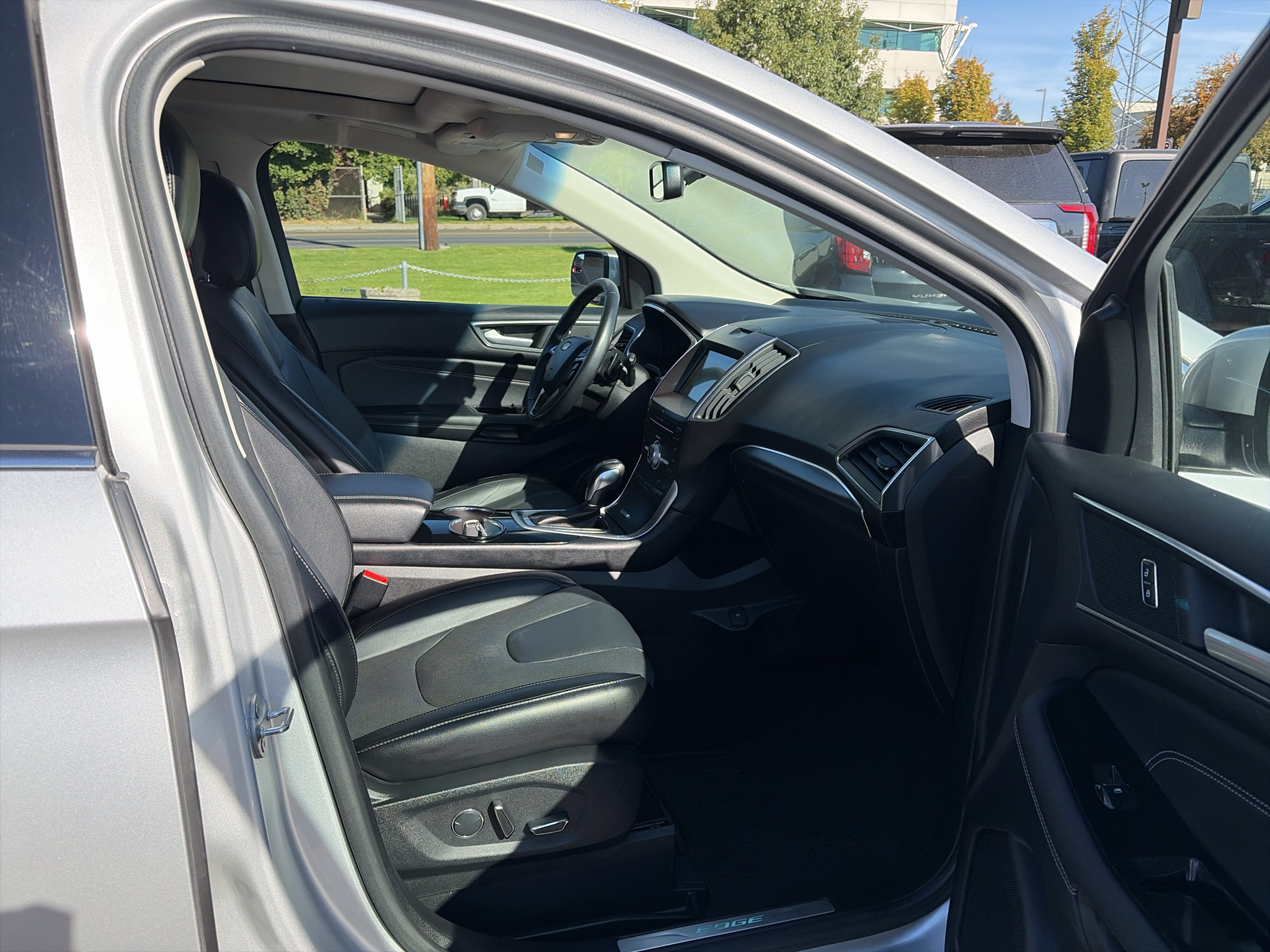 Used 2018 Ford Edge Titanium w/ Equipment Group 301A AWD/4WD image 18