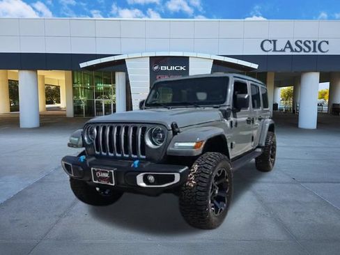 Used 2023 Jeep Wrangler Unlimited Sahara AWD/4WD image 3