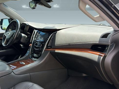 Used 2016 Cadillac Escalade Luxury RWD image 32