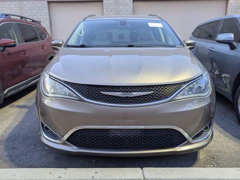 Used 2017 Chrysler Pacifica Touring-L image 2