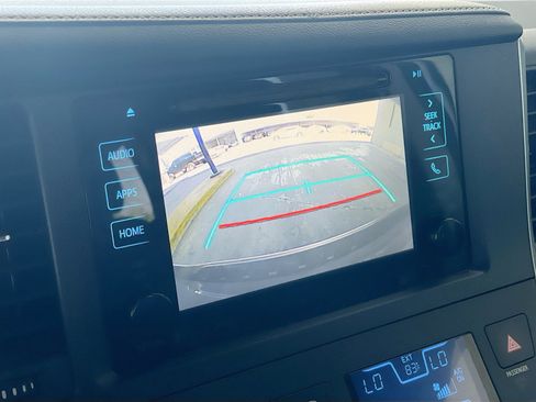Used 2017 Toyota Sienna SE Premium FWD image 10