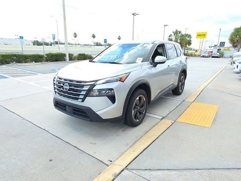 Used 2024 Nissan Rogue SV FWD image 8