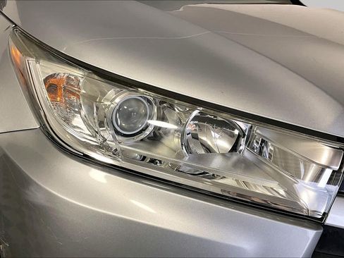 Used 2019 Toyota Highlander XLE FWD image 27