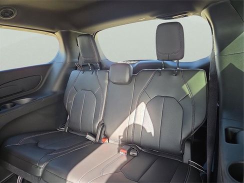 New 2026 Chrysler Pacifica Select image 9