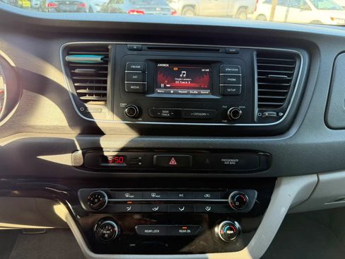 Used 2015 Kia Sedona LX FWD image 25