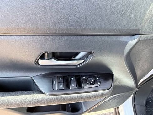 Used 2025 Nissan Kicks SV AWD/4WD image 10