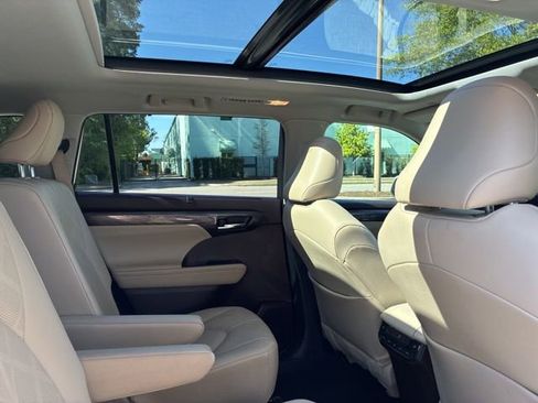 Used 2021 Toyota Highlander Platinum image 24