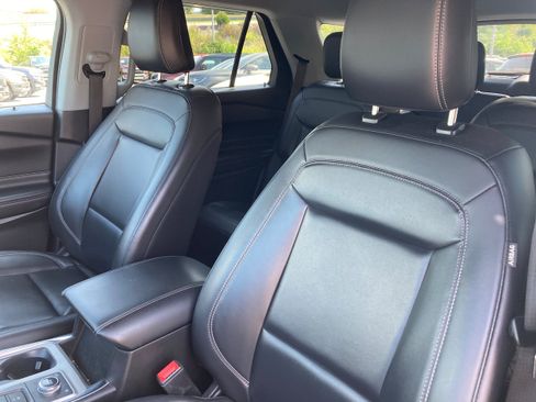 Used 2022 Ford Explorer XLT w/ Equipment Group 202A AWD/4WD image 8