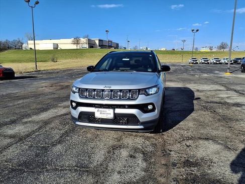 Used 2025 Jeep Compass Limited image 39