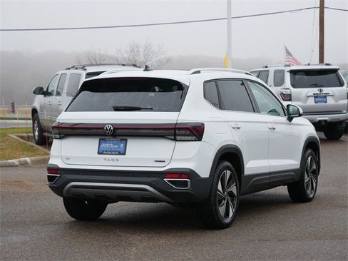 Certified 2025 Volkswagen Taos SE image 7