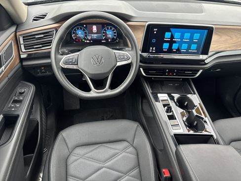 Certified 2025 Volkswagen Atlas SE FWD image 7