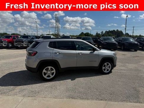 Used 2024 Jeep Compass Latitude image 3