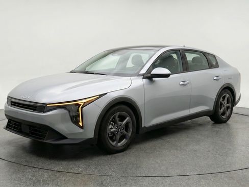 Used 2025 Kia K4 LXS FWD image 3