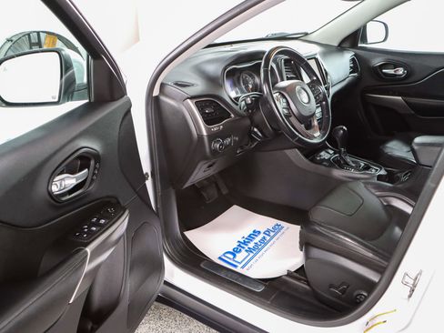 Used 2021 Jeep Cherokee Limited image 3