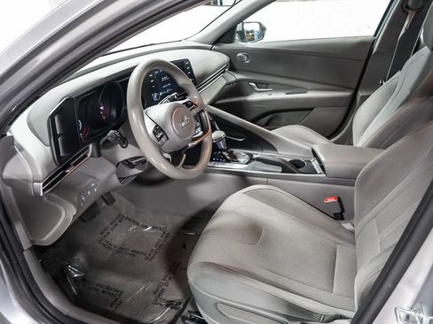 Used 2021 Hyundai Elantra SE FWD image 17