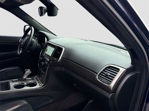 Used 2018 Jeep Grand Cherokee Laredo image 28