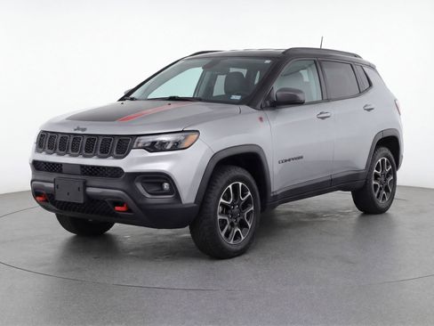 Used 2025 Jeep Compass Trailhawk image 3