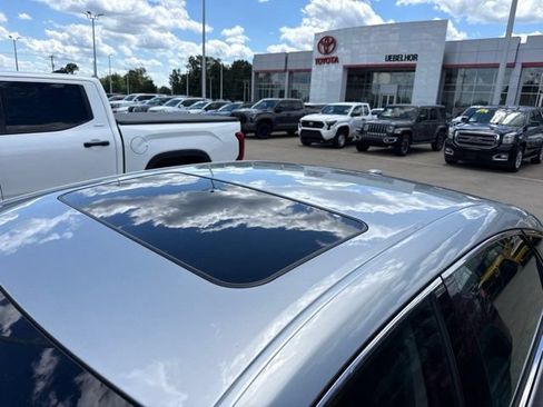 Used 2016 Toyota Avalon Touring FWD image 2