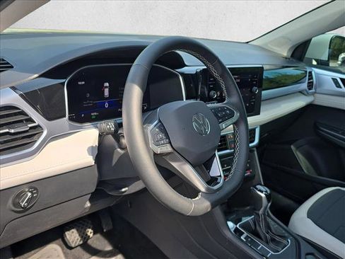 Used 2025 Volkswagen Taos SE FWD image 9