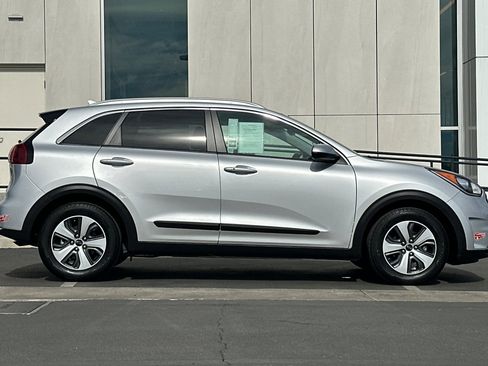 Used 2018 Kia Niro LX image 2