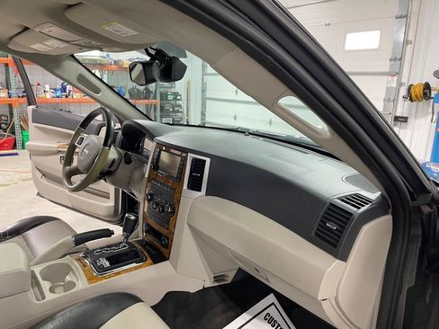 Used 2010 Jeep Grand Cherokee Limited w/ Trailer Tow Group IV AWD/4WD image 19