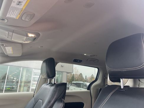 Certified 2022 Chrysler Pacifica Touring-L w/ Uconnect Theater Family Group image 35