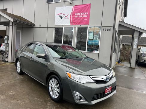Used 2014 Toyota Camry XLE w/ Moonroof Package image 1
