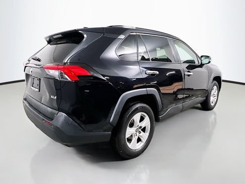 Used 2021 Toyota RAV4 XLE w/ Convenience Package FWD image 4