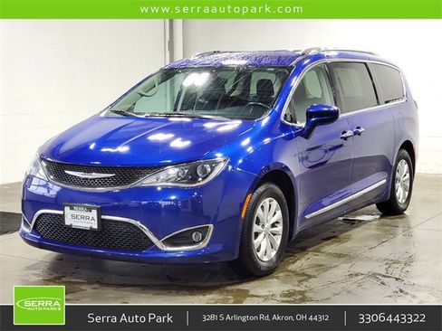 Used 2018 Chrysler Pacifica Touring-L image 1