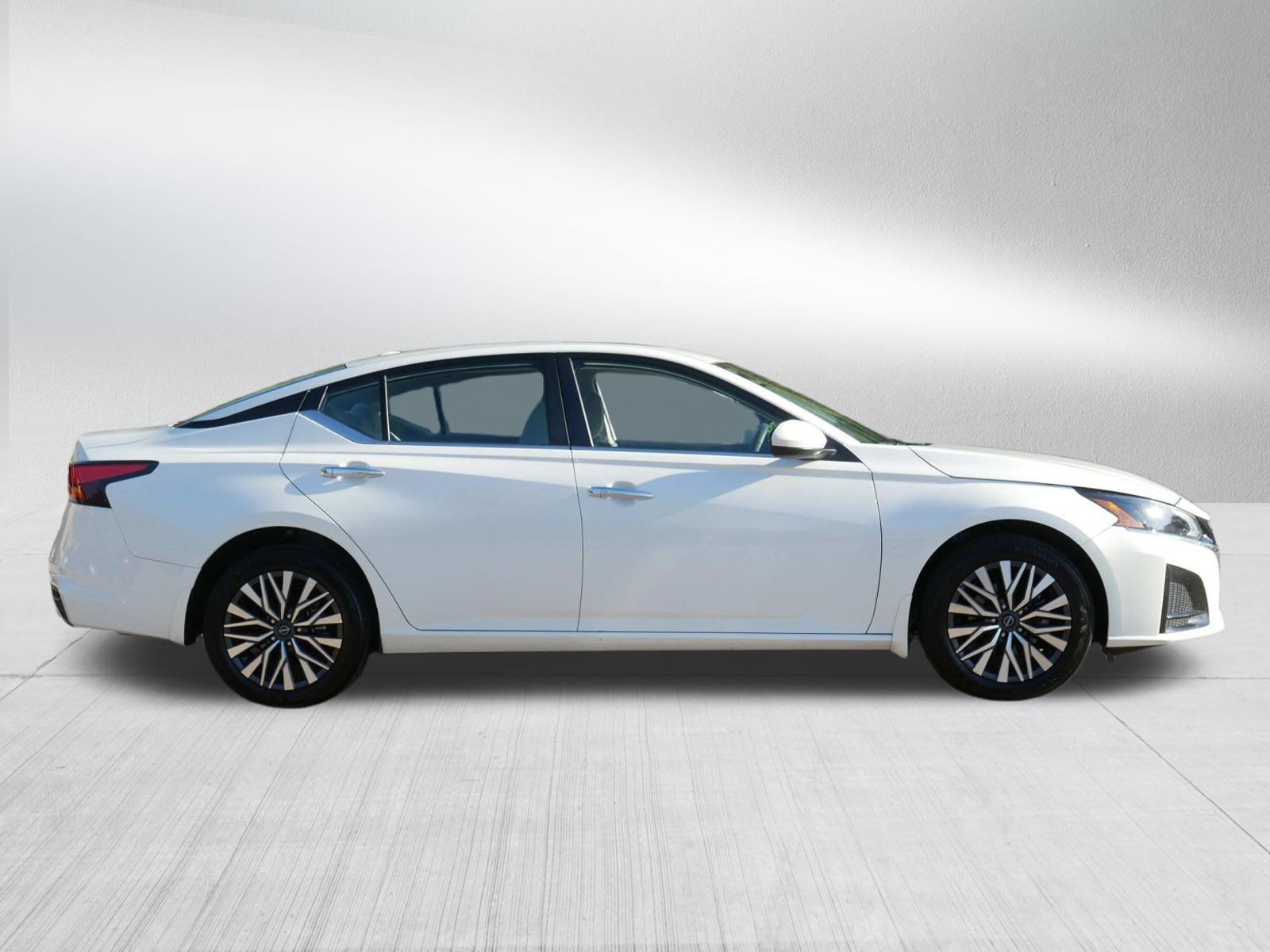 Certified 2024 Nissan Altima 2.5 SV w/ SV Premium Package AWD/4WD image 8