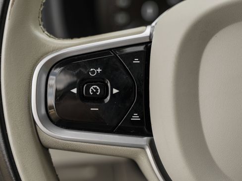 Used 2022 Volvo XC90 T6 Momentum w/ Advanced Package image 17