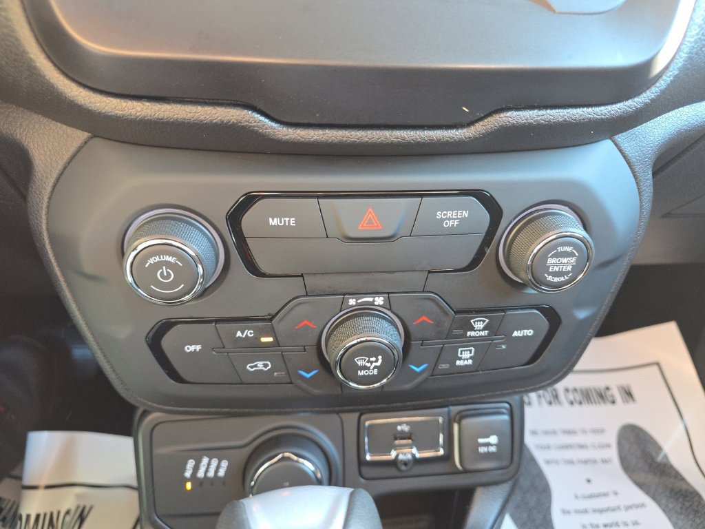 Used 2018 Jeep Renegade Latitude AWD/4WD image 23
