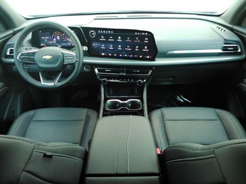 Used 2026 Chevrolet Traverse LT FWD image 2