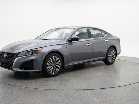 Used 2025 Nissan Altima 2.5 SV image 3