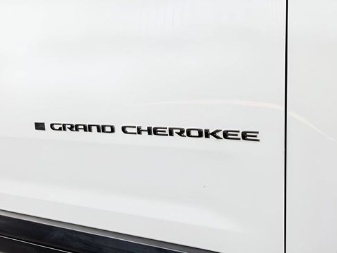 Used 2023 Jeep Grand Cherokee Altitude AWD/4WD image 11