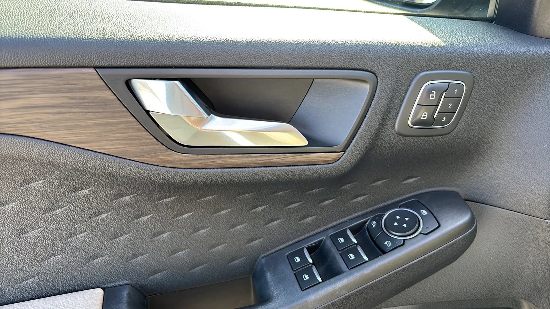 Used 2020 Ford Escape Titanium AWD/4WD image 27