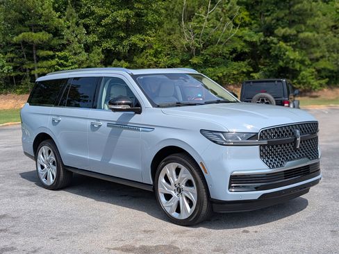 Used 2025 Lincoln Navigator Reserve AWD/4WD image 11