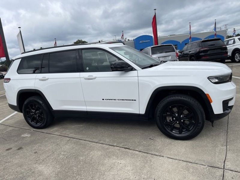 Used 2024 Jeep Grand Cherokee L Laredo image 1