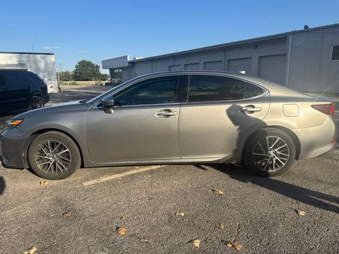Used 2016 Lexus ES 350 w/ Premium Package w/Wood Trim FWD image 9