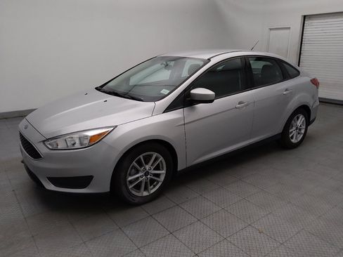 Used 2018 Ford Focus SE FWD image 2