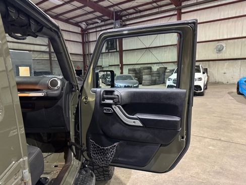 Used 2016 Jeep Wrangler Unlimited Rubicon image 24