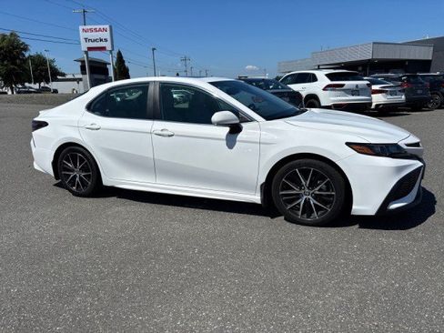 Used 2024 Toyota Camry SE w/ Cold Weather Package AWD/4WD image 2