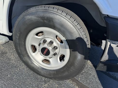 Used 2024 GMC Savana 2500 Work Van w/ Driver Convenience Package image 24